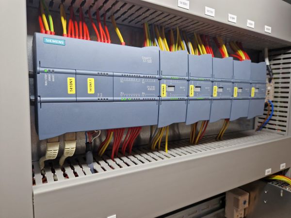 Technische componenten in een besturingskast